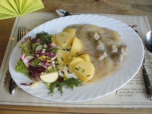 Schmorgurken mit Hackbällchen