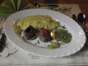 Spargel-Kartoffelpüree mit Schweinefilet und Kaviar