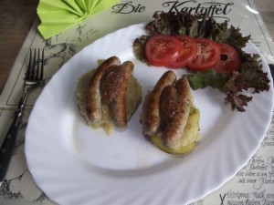 Kartoffel-Kanapee's mit Sauerkraut und Nürnberger Rostbratwürsten