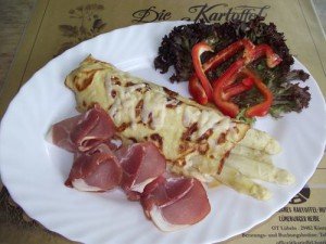 Spargel in Parmesancrêpes