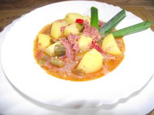 Kartoffeltopf mit Speck und Kochsalami