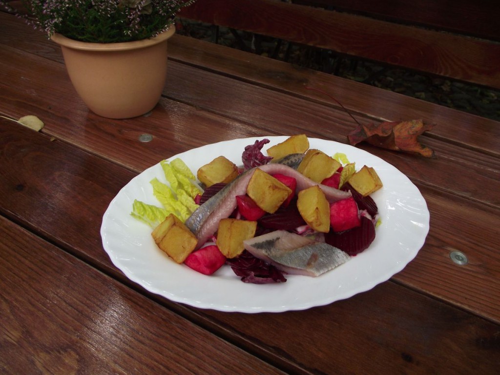 Salat von Matjes, roter Bete, Kartoffeln und Äpfeln
