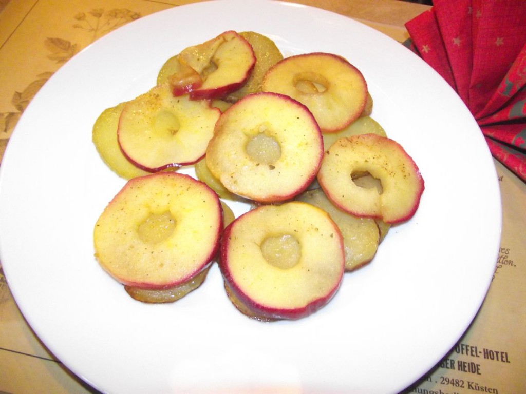 Gebratene Kartoffeln mit Apfelscheiben