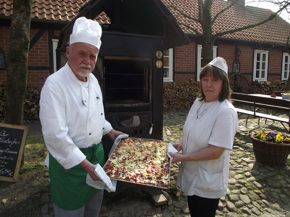 Pizza mit Reibekuchenteig