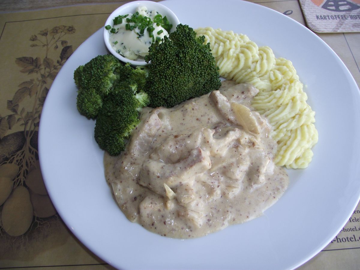 Geschnetzeltes in Zwiebel-Senf-Rahm