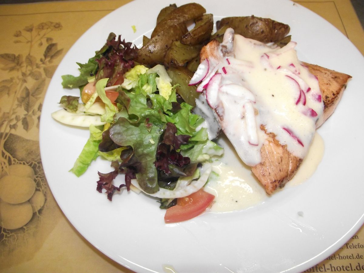 gebratenes Lachsfiltel mit Radieschen-Zitronenschaumsauce