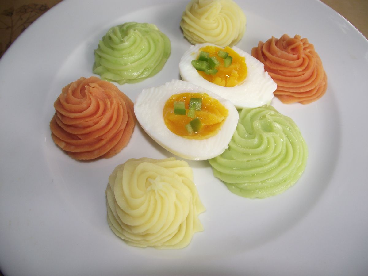 Eier mit buntem Kartoffelpüree