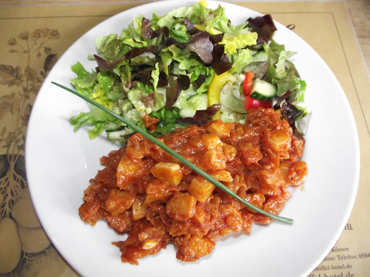 Kartoffel-Tapa mit scharfer Tomatensauce