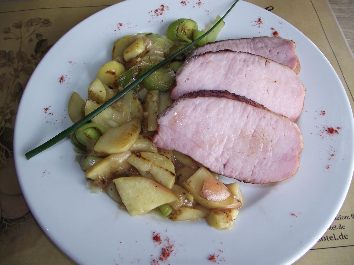 Kasseler mit Apfel-Lauchgemüse