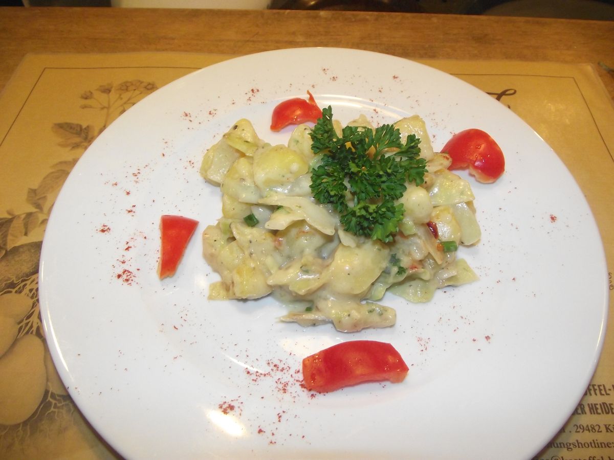 Kartoffel-Käse-Küchlein mit Weißkohl