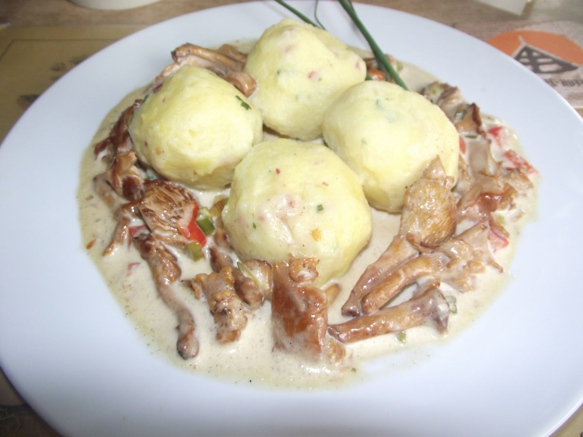 Kartoffel-Speckknödel mit Pfifferlingen in Rahm