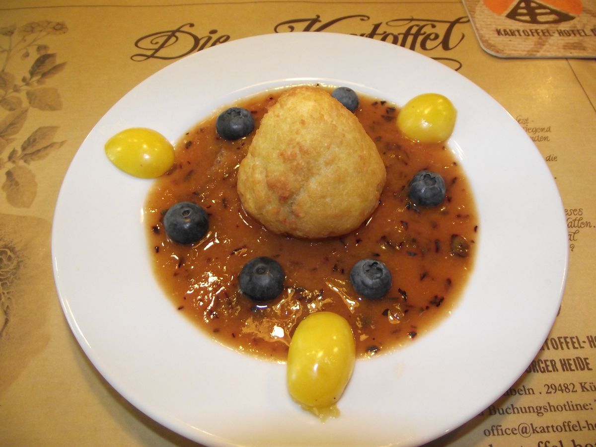 Kartoffelbirnchen an Blaubeer-Mirabellenspiegel