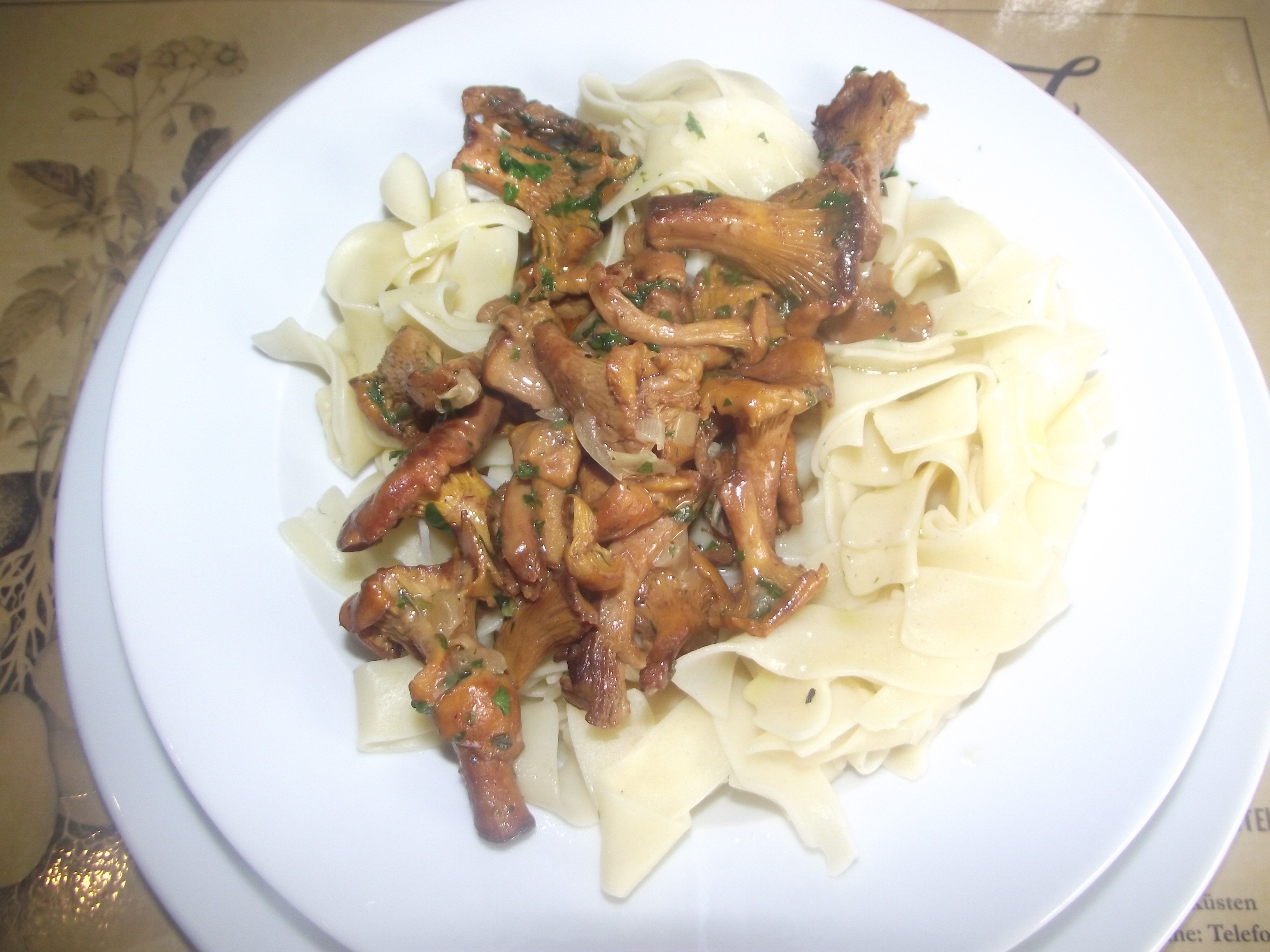 Pfifferlinge in Knoblauch mit Kartoffelnudeln