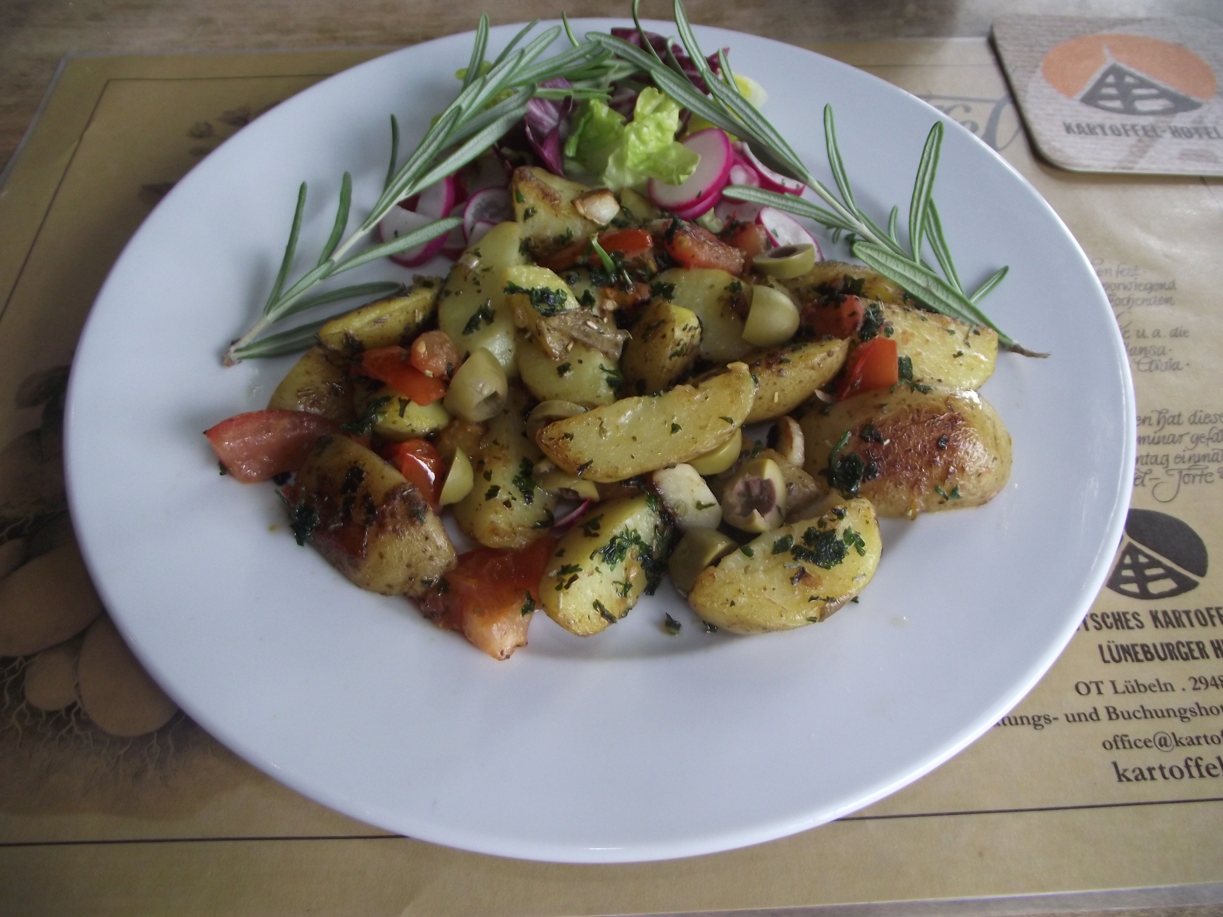 Pikante Kartoffelspalten mit Oliven und Tomaten | Heidefarmen Blog