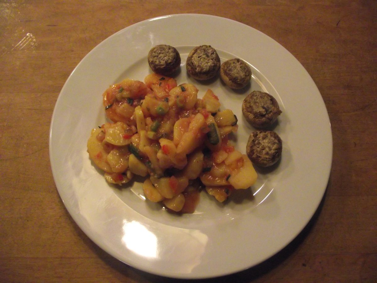 Scharfer Kartoffelsalat mit gefüllten Champignonköpfen
