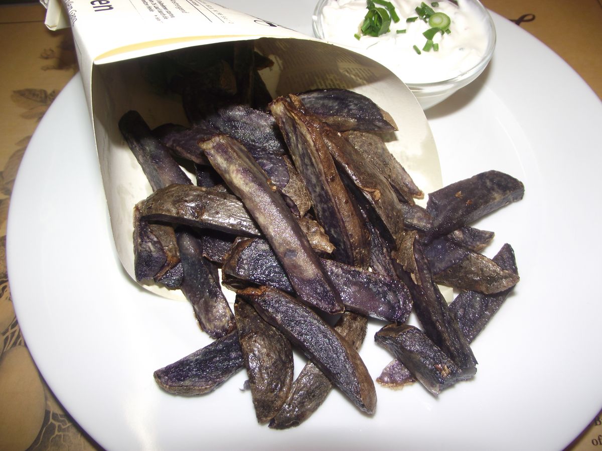 Blaue Kartoffelstäbchen