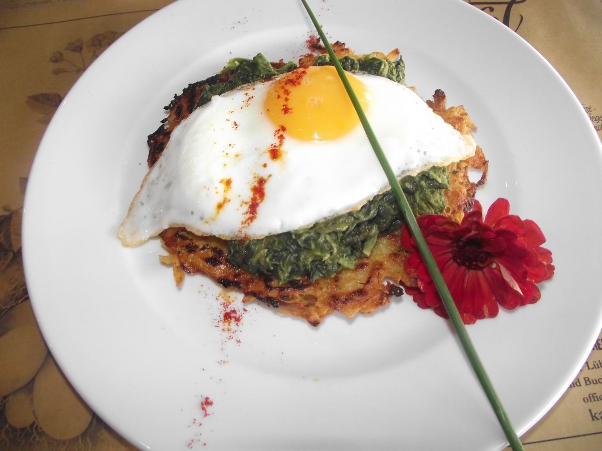 Kartoffelpuffer mit Blattspinat und Spiegelei
