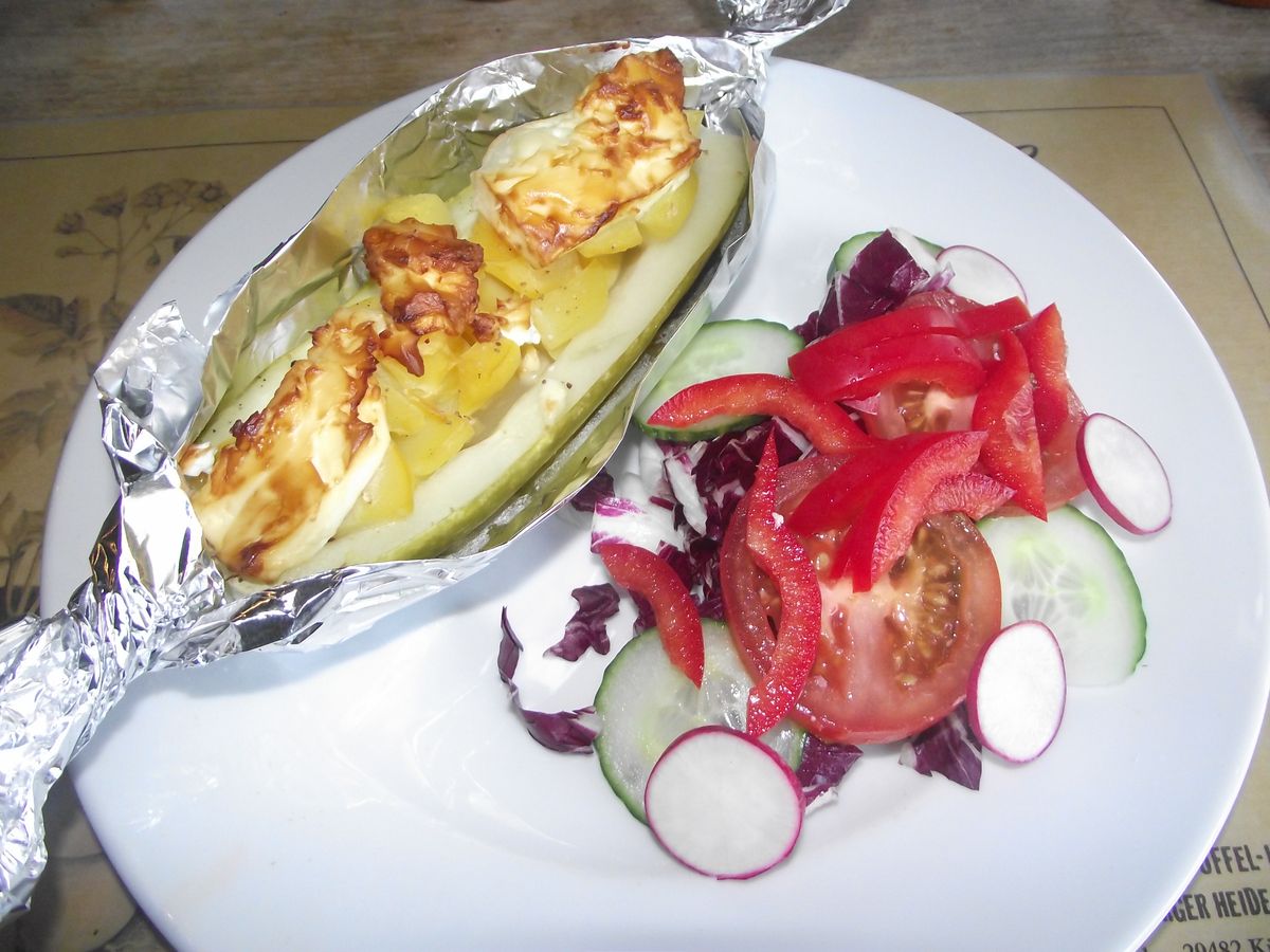 Schmorgurke mit einer Kartoffel-Frischkäse-Füllung