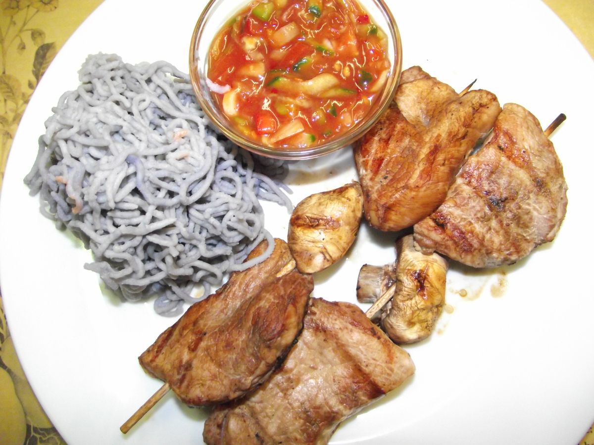 Schweinelachs-Spiesse mit scharfen Mais-Parpika-Dip