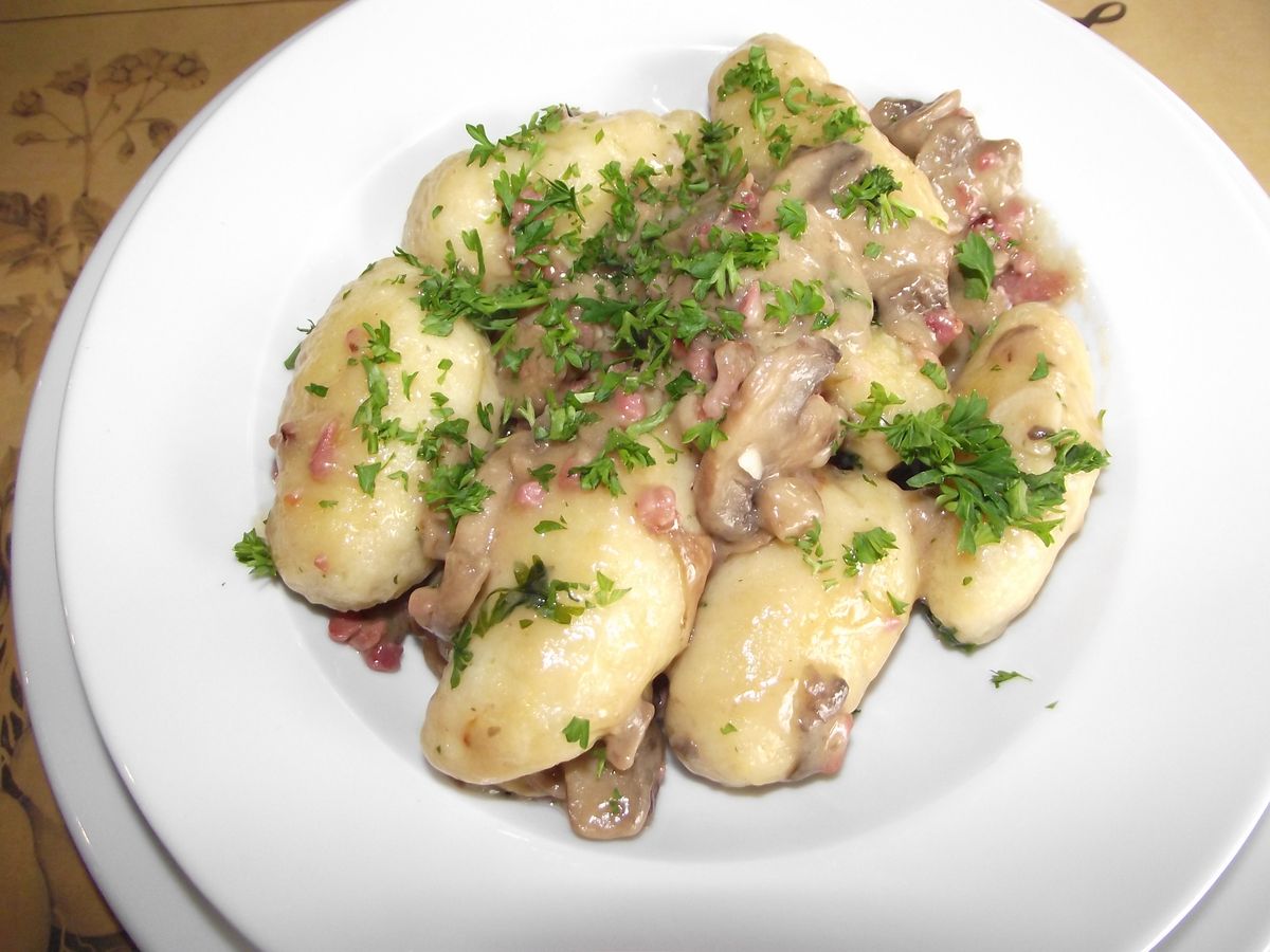 Gnocchi mit Käse, Pilzen und Speck