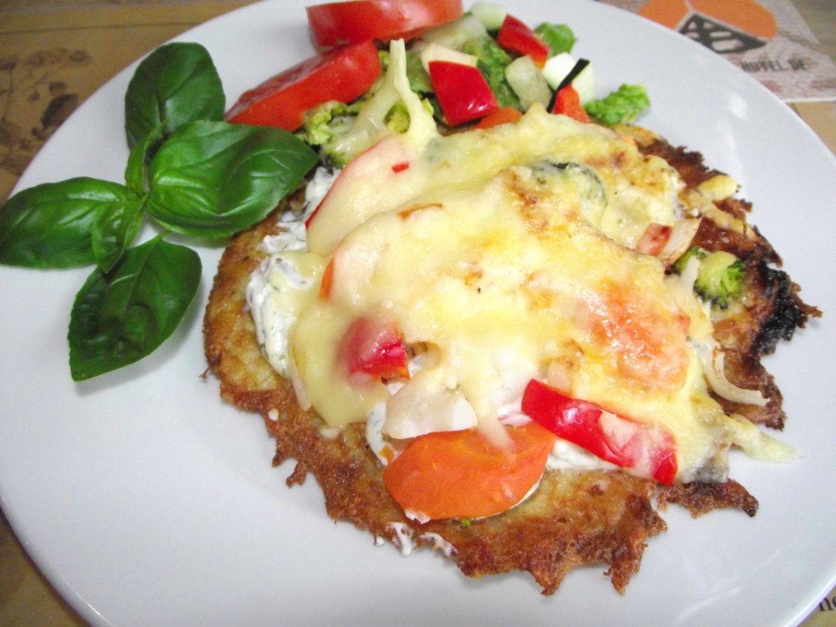 Kartoffelpizza aus Reibekuchenteig- mit Schmand und Gemüse