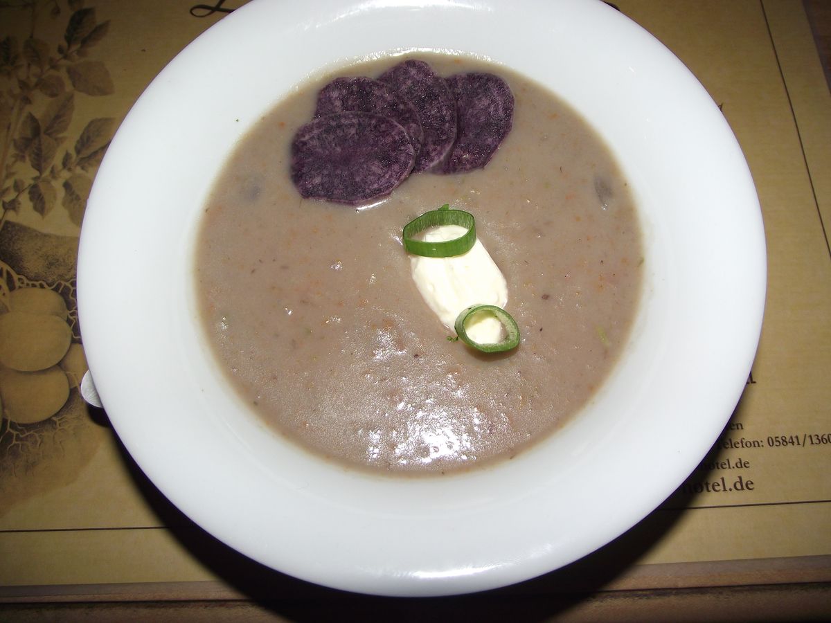 Kartoffelsuppe von blauen Kartoffeln