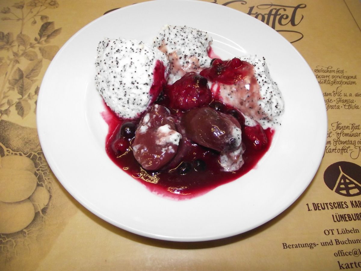 Mohn-Mousse mit Pflaumenkompott