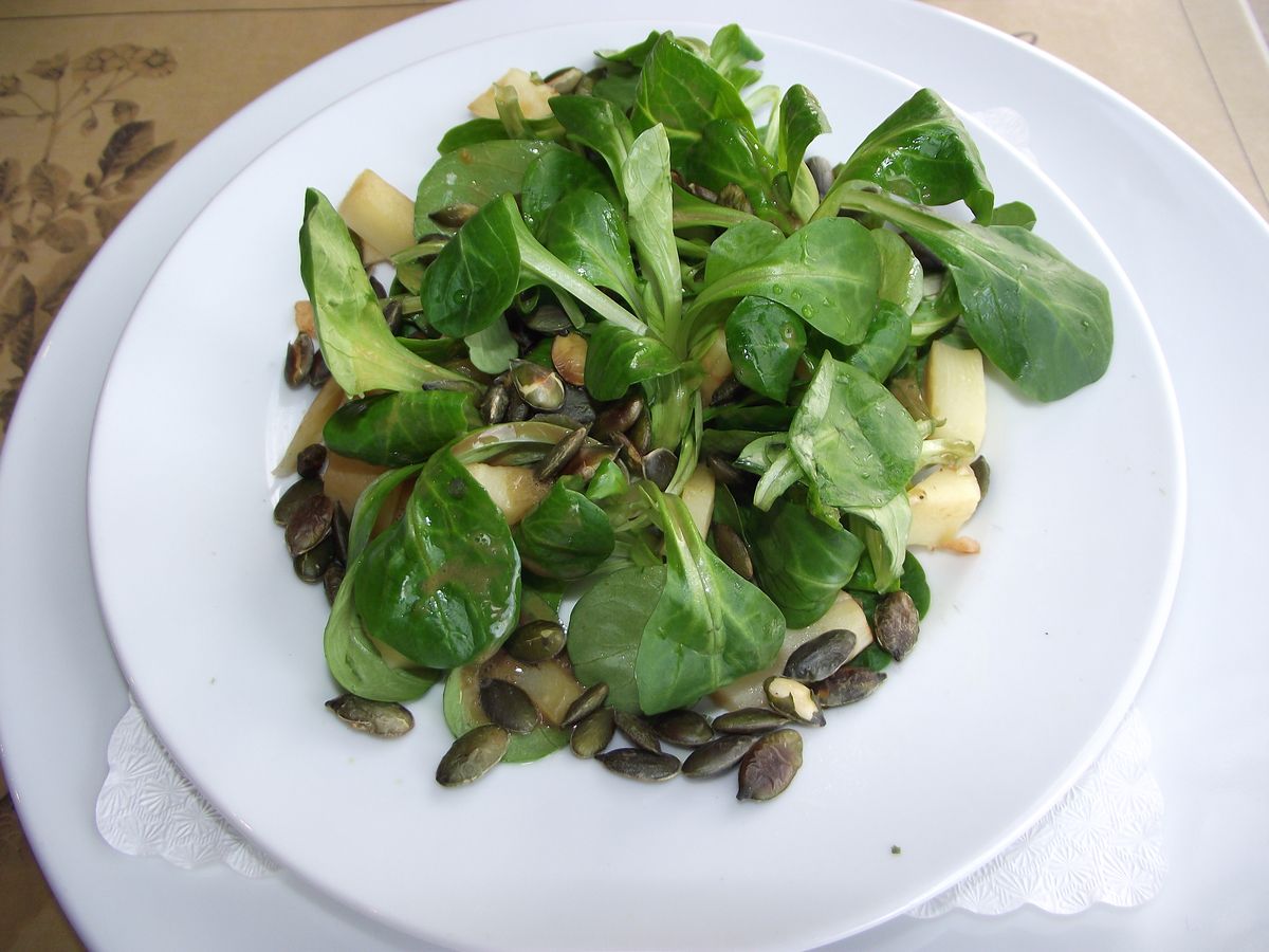 Feldsalat mit Pastinaken-Kürbiskern-Dressing