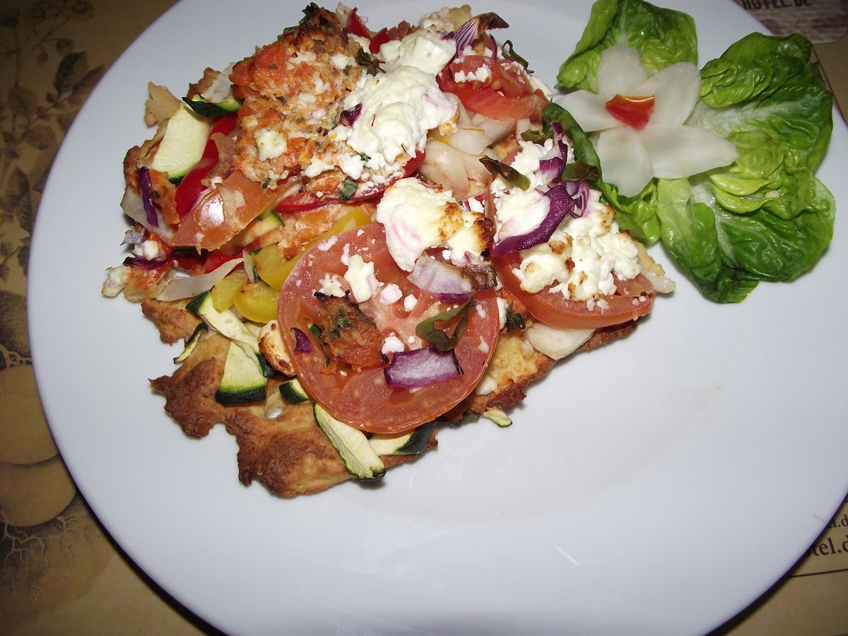 Kartoffelpizza mit Frischkäse und Gemüse
