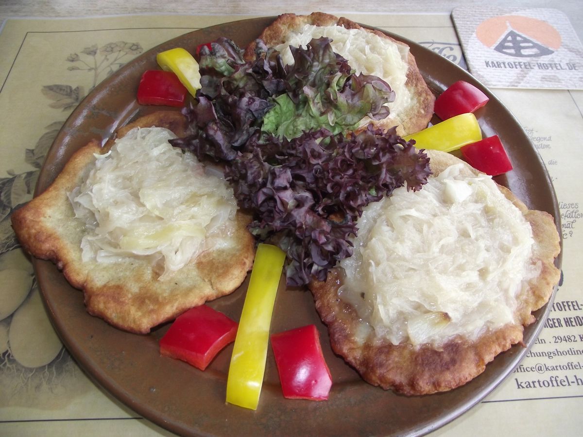 Erdäpfelflecken mit Sauerkraut