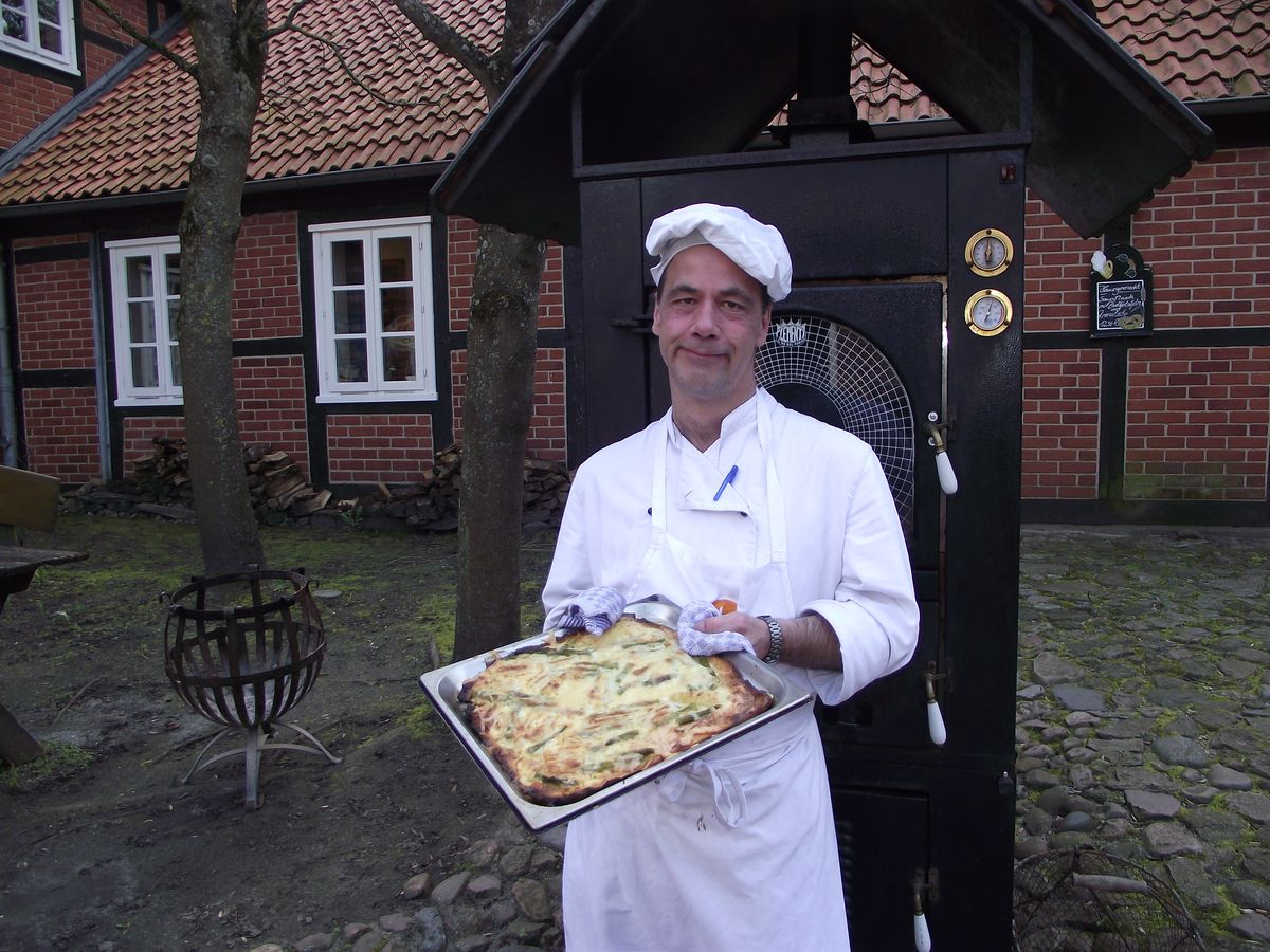 Kartoffelpizza mit grünem Spargel