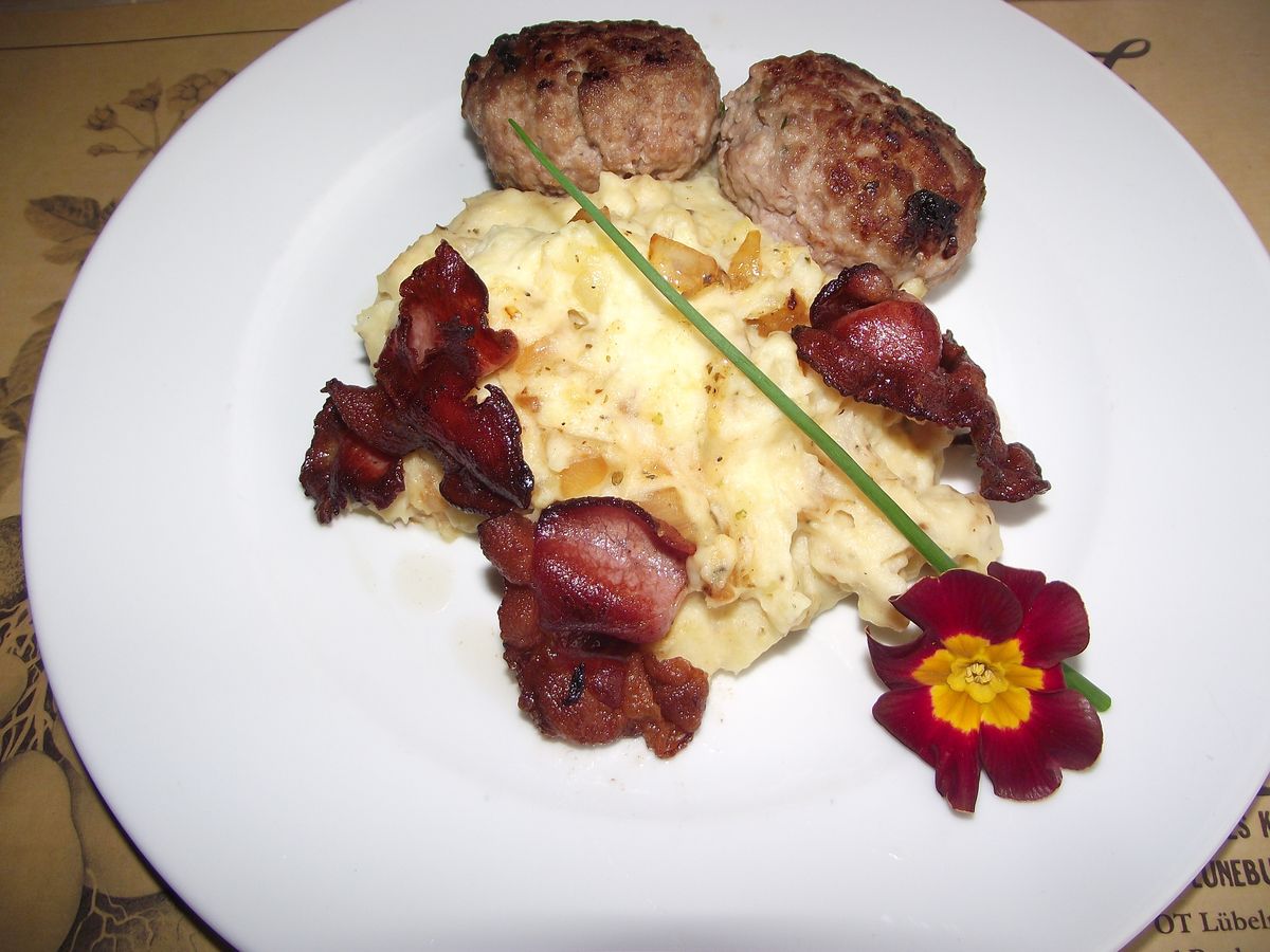 Zwiebel-Majoran-Püree mit Frikadellen