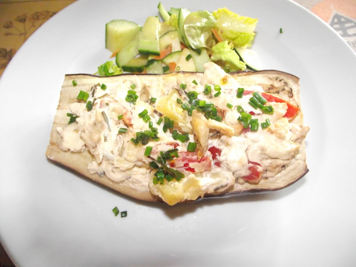 gefüllte Aubergine mit Kartoffeln und Tomaten