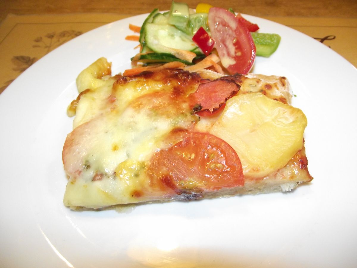 Kartoffelpizza mit Tomate und Mozzarella