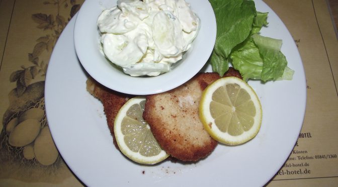 Schnitzel „Wiener Art“ mit Kartoffel-Gurkensalat