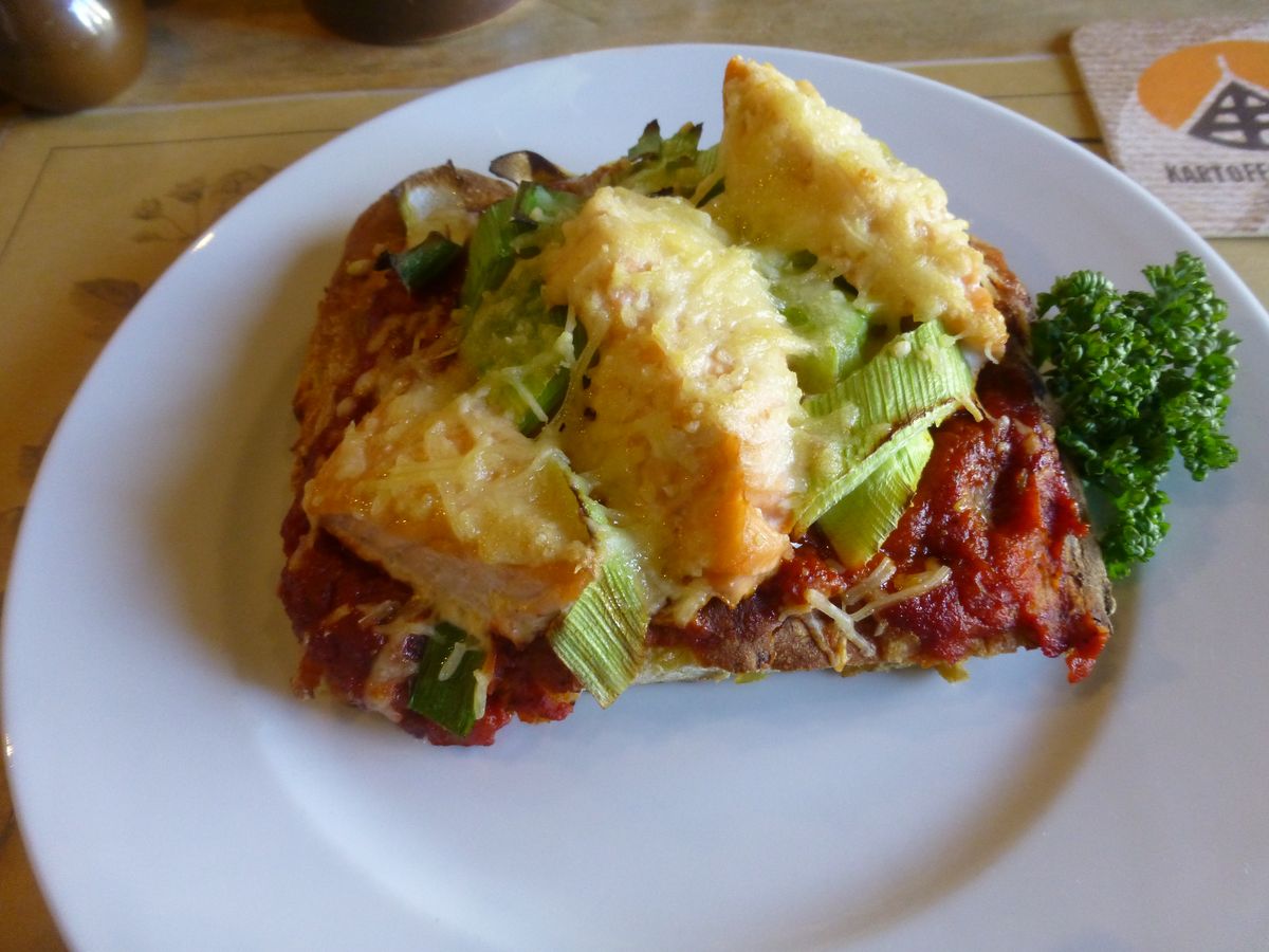 Kartoffelpizza mit Lachs und Lauch