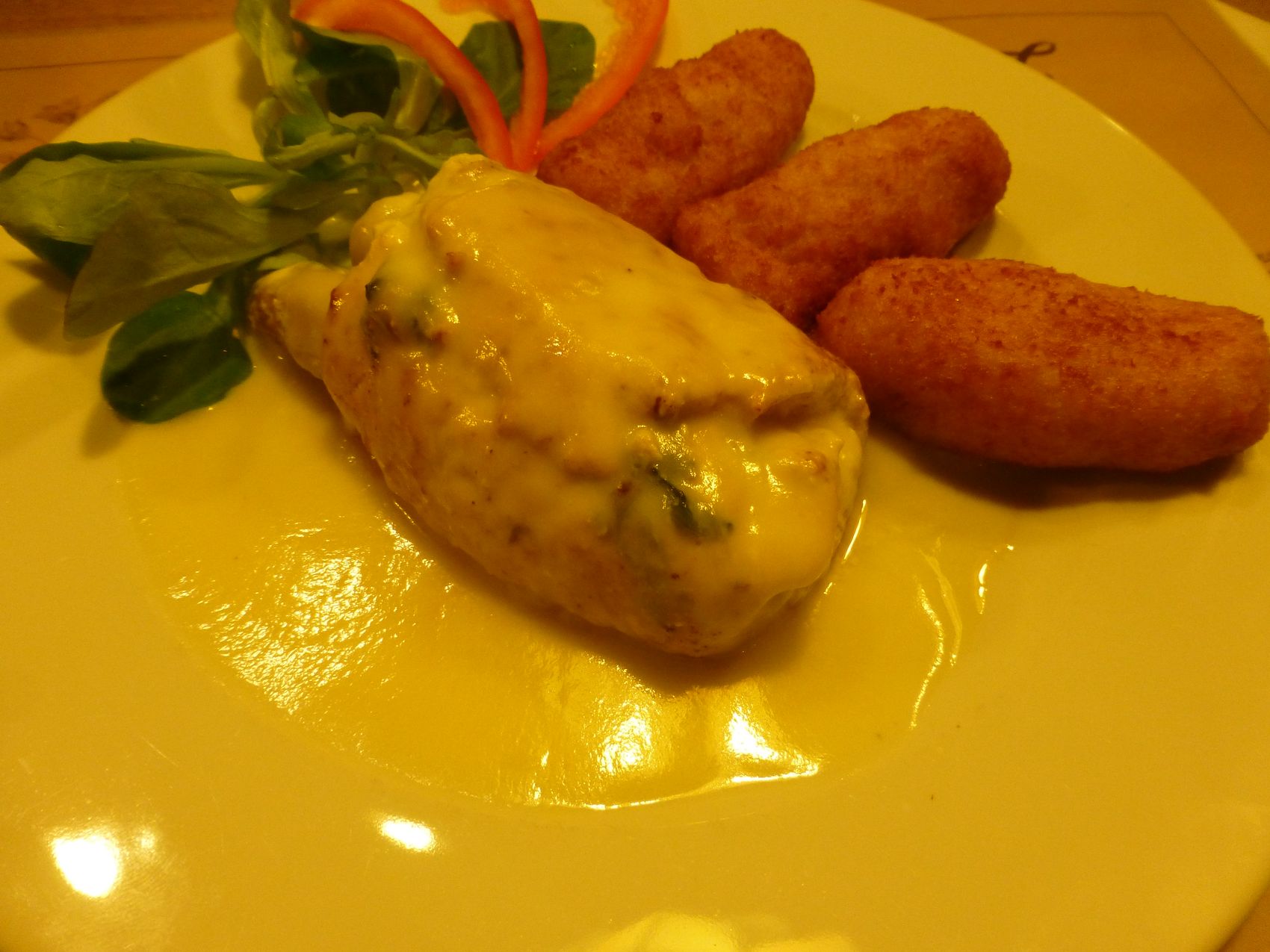 Hähnchenschnitzel mit Spargel und Schinken