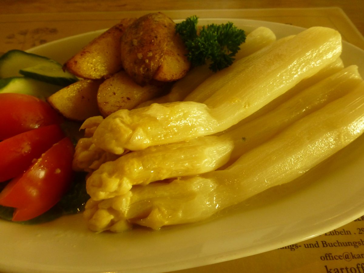 Spargel mit Kartoffelspalten